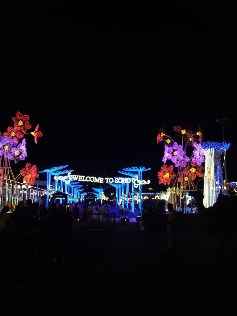 Soho Square a Sharm El Sheikh illuminata di sera